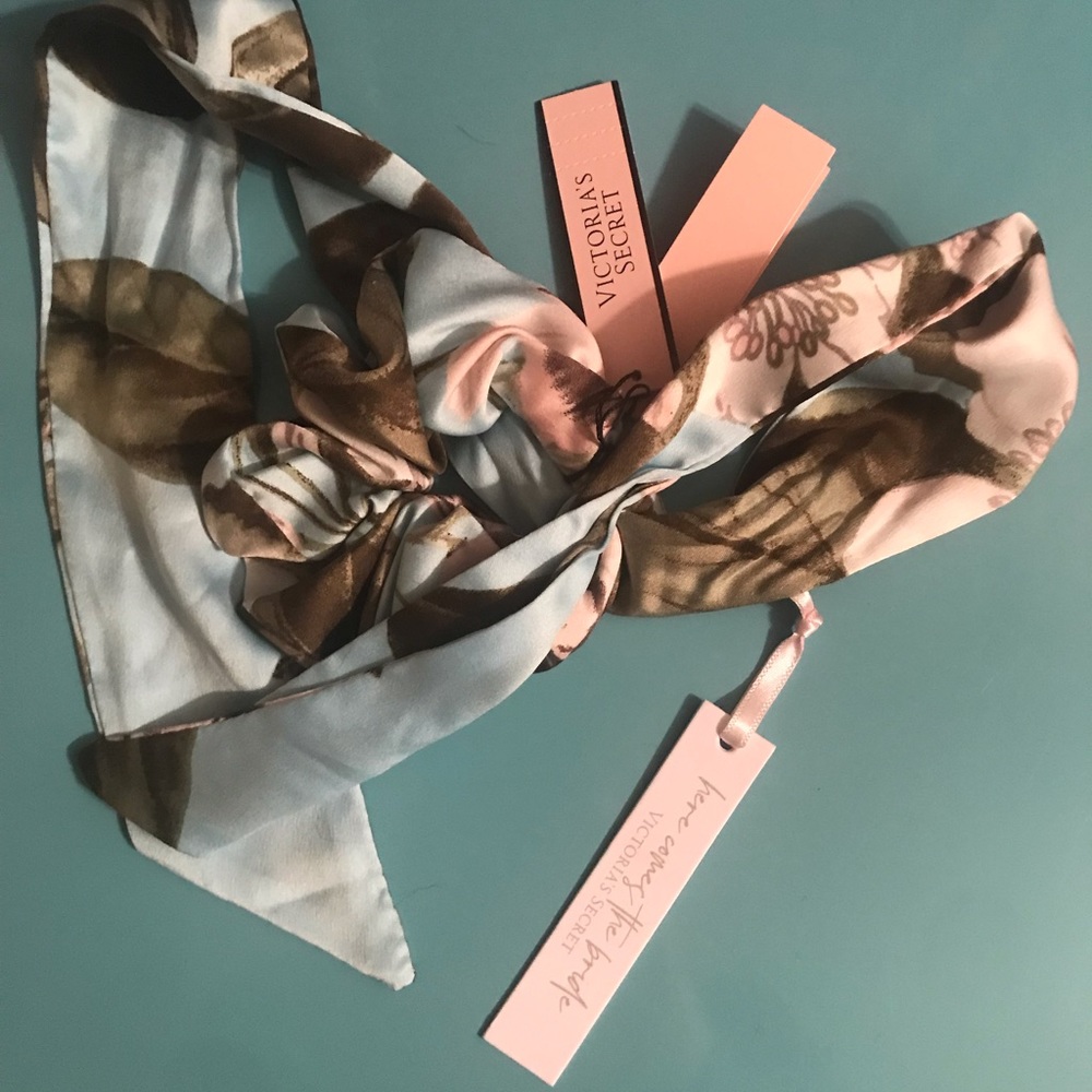 Victoria’s Secret floral tie bow scrunchie